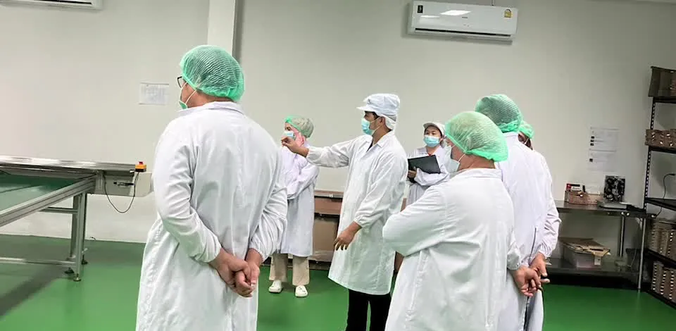 เจ้าหน้าที่ตรวจประเมินฮาลาลและ GHP ในไลน์ผลิต